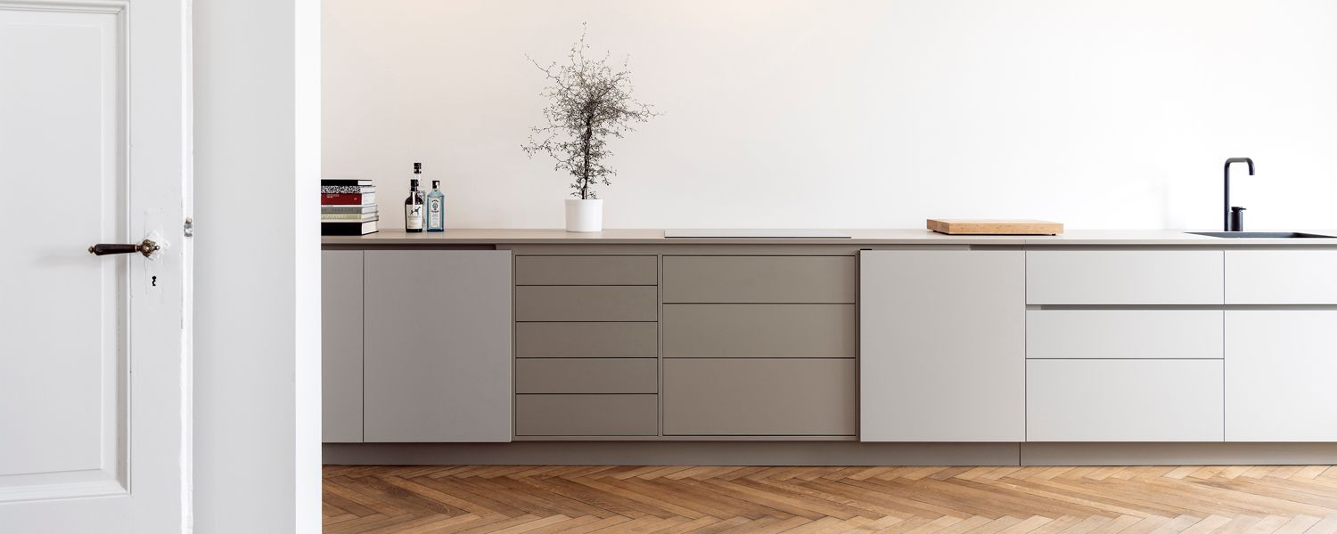 Junges Küchensystem, das berauscht