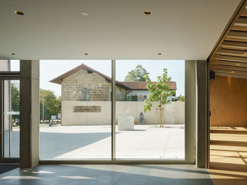 h2m-architekten-neue-ortsmitte-tyrlaching-buergersaal-foyer-2000px.jpg
