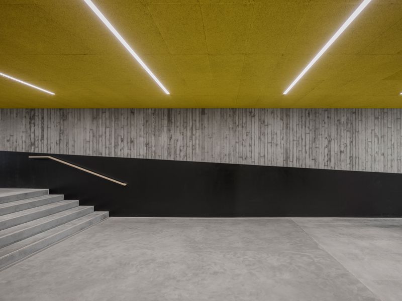 3_Ersatzneubau Sporthalle Fasanenhofschule Stuttgart_Foyer_Differenz_Treppe_4 zu 3.jpg