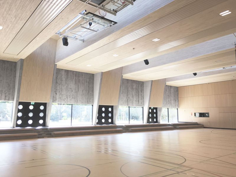 4_Ersatzneubau Sporthalle Fasanenhofschule Stuttgart_Halle Nordost mit Fluchttüren_4 zu 3.jpg