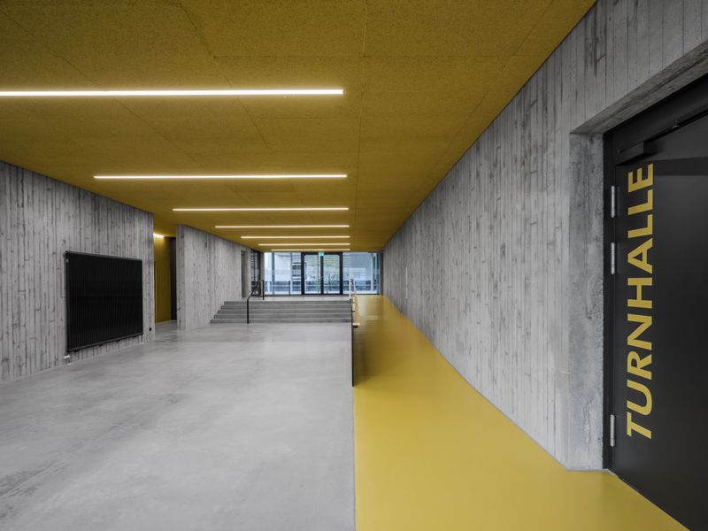 5_Ersatzneubau Sporthalle Fasanenhofschule Stuttgart_Unteres Foyer_4 zu 3.jpg