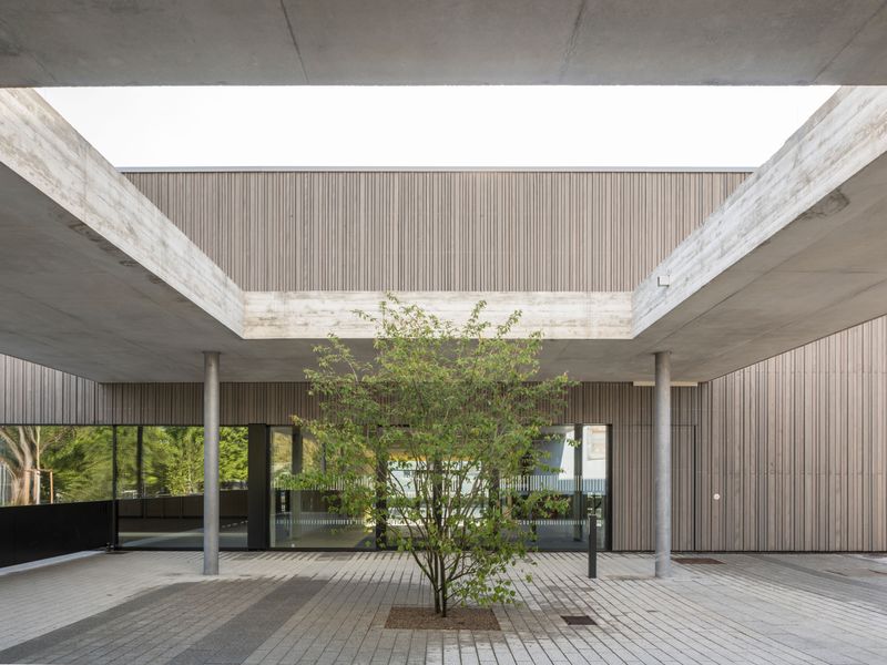 8_Ersatzneubau Sporthalle Fasanenhofschule Stuttgart_Haupteingang_Ansicht Ost_4 zu 3.jpg