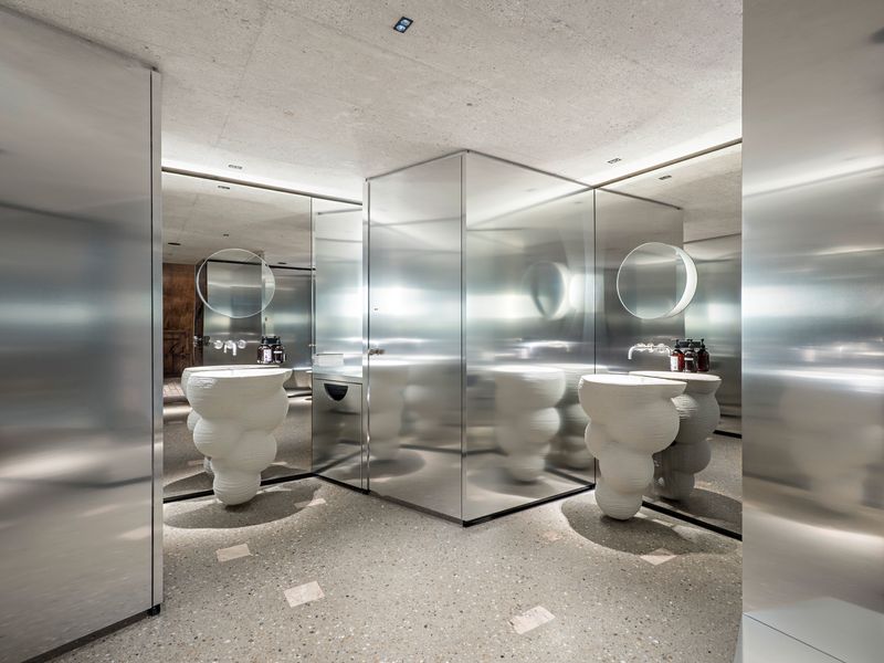 01_PPAG_Steirereck am Pogusch_Damen-WC mit Beton-Waschtisch.jpg